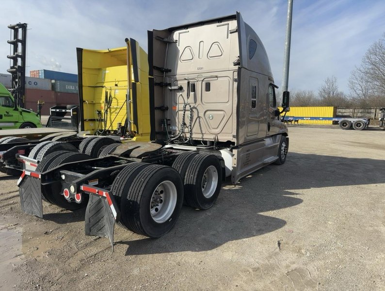 2015 Freightliner Cascadia Sleeper – Detroit DD15 455HP – Eaton 10 Speed – Tandem Axle Highway Tractor
