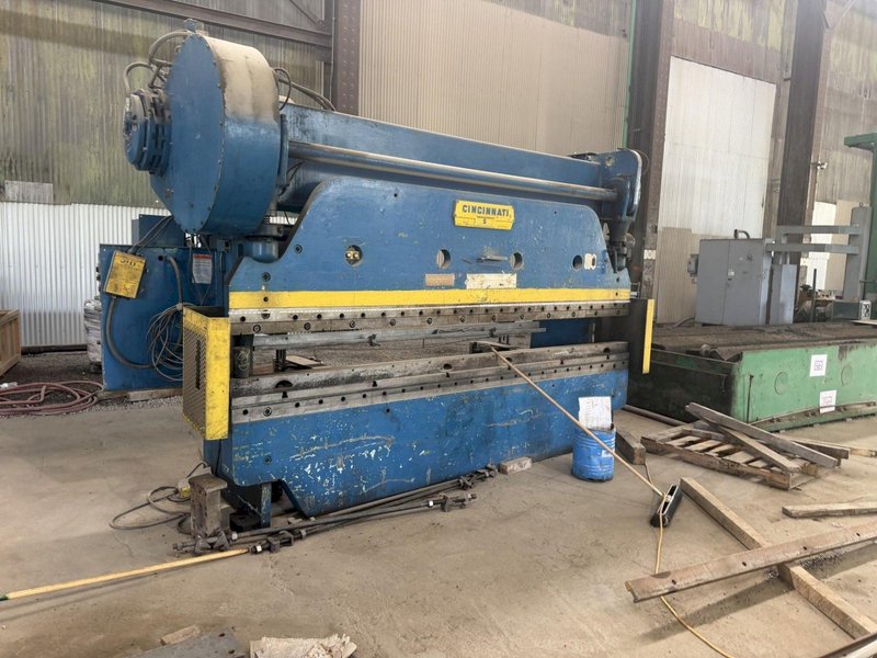 135 TON X 10' CINCINNATI # 5 MECHANICAL PRESS BRAKE. STOCK #0773626