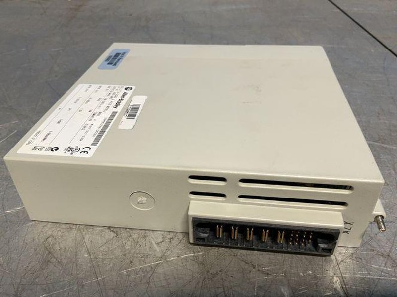 Allen-bradley 2 A Output Bulletin 2093 Kinetix 2000 2a Axis Module - 2093-amp2 / 2093-amp5