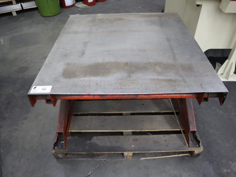 Easy-Reach Scissor Table, 4,000 Lb Capacity, 40&quot;x42&quot;x21.5&quot;, Adjustable Height- Auction Item