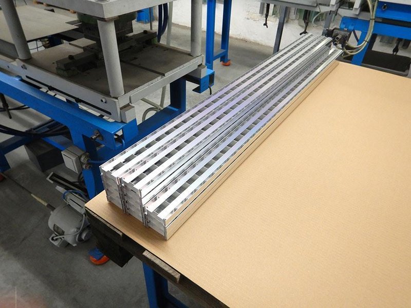 Festo - Decoiling &amp; punching line