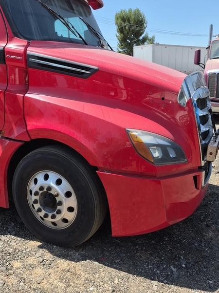 Freightliner Cascadia Sleeper Semi, 2019 – Tandem Axle Class 8 Tractor