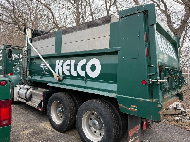 Kenworth T800 Dump Truck, 2007 – CAT C15, 8LL Manual, Tri-Axle, 16′ Steel Bed, Pre-Emission