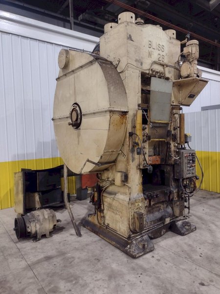 800 TON BLISS MODEL #26 KNUCKLE JOINT PRESS, 2.5" STROKE: STOCK #21707
