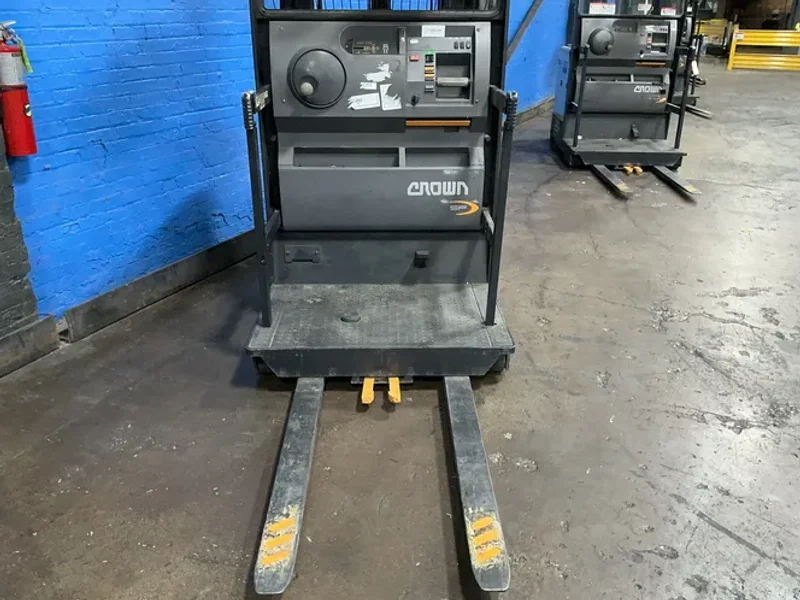 Crown 3000 Lbs Electric Order Picker - Sp3520-30