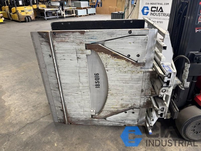 2018 - 2,500 LB. CASCADE MODEL 25D35065 ROTATING HYDRAULIC CARTON CLAMP ATTACHMENT