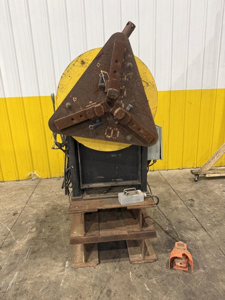 1,250 LB STINGER MODEL #P-1250 PIPE WELDING POSITIONER WITH 30" GRIPPER CHUCK : YOBRO #25213