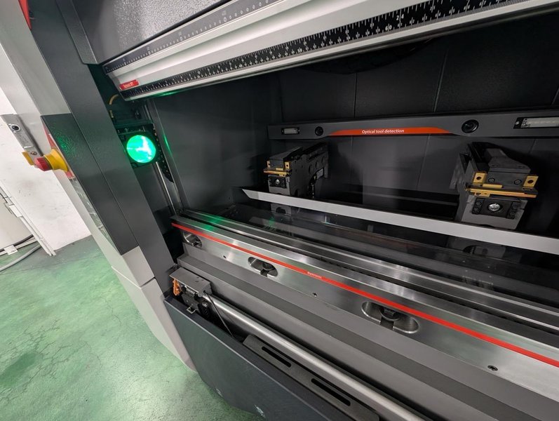 44 Ton x 3.5′ Bystronic Xpert 40/1030 CNC Hydraulic Press Brake, 2019 – w/ KUKA KR10R1100 Robot, 6 Axis Backgauge