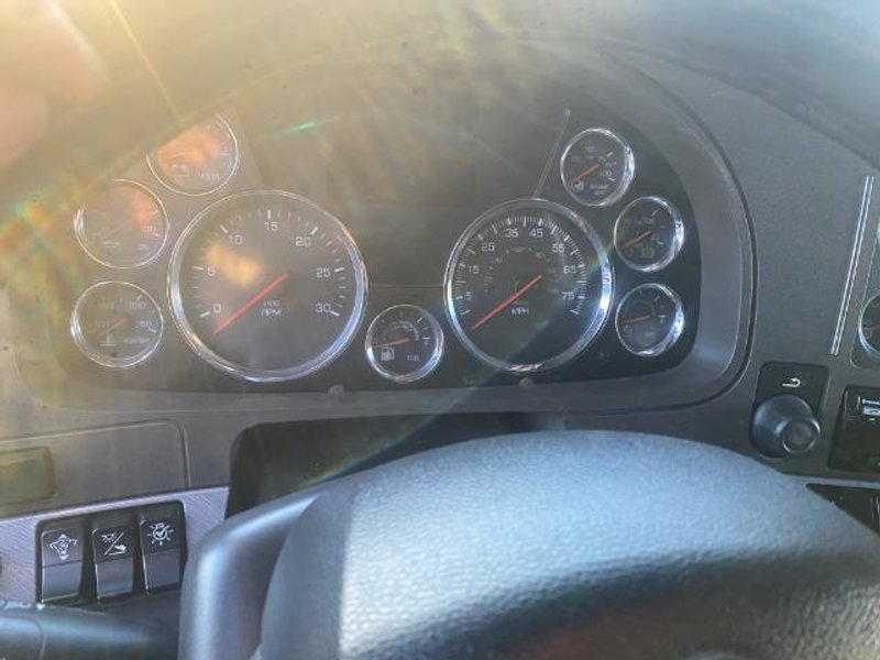 Kenworth T680 76” High-Roof Sleeper Truck, 2017 – PACCAR MX-13, Automated Transmission, Tandem Axle