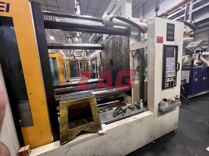 Krauss Maffei Used KM 950/01 8100 MX Injection Molding Machine, 950 ton, 175 oz.
