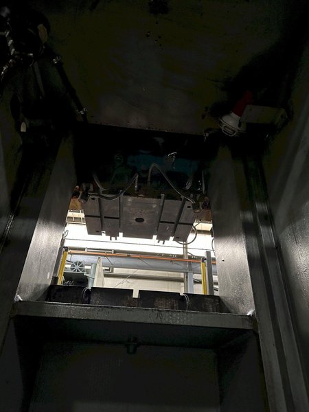 220 TON AIDA GAP FRAME STAMPING PRESS