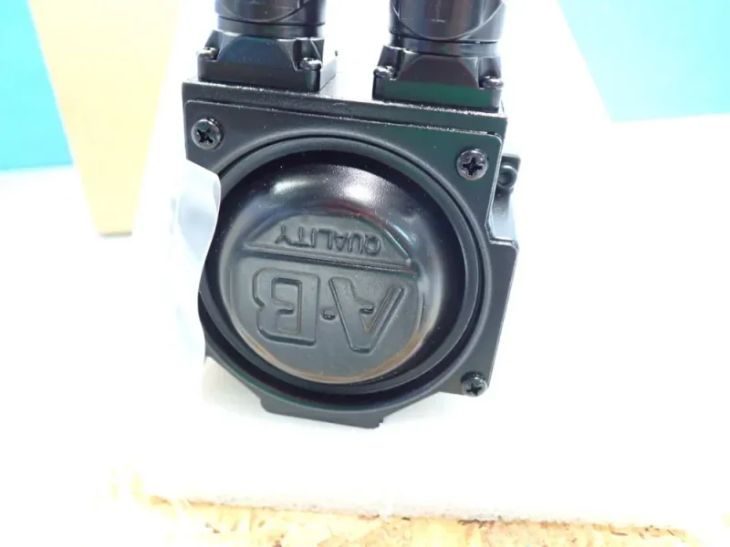 ALLEN BRADLEY MP-SERIES AC SERVO MOTOR  -  MPL-B320P-HK72AA