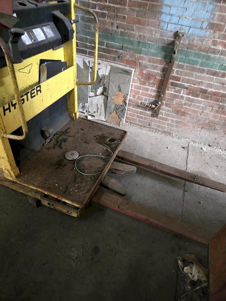 3,000 LB HYSTER R30ES LIFT TRUCK. STOCK # 0983326