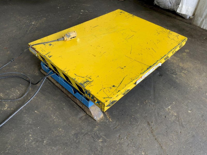 2500 LBS MAX LIFT ELECTRIC SCISSOR LIFT TABLE: STOCK #80992