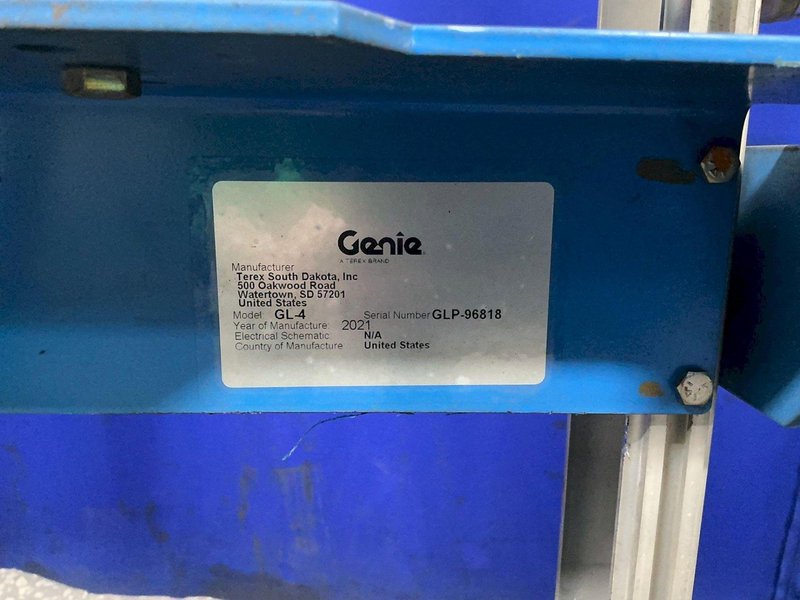GENIE 500 LBS HAND CRANK LIFT  -  GL-4