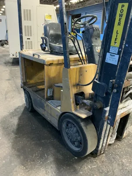 CATERPILLAR 1600 LBS ELECTRIC FORK LIFT   -  2EC25