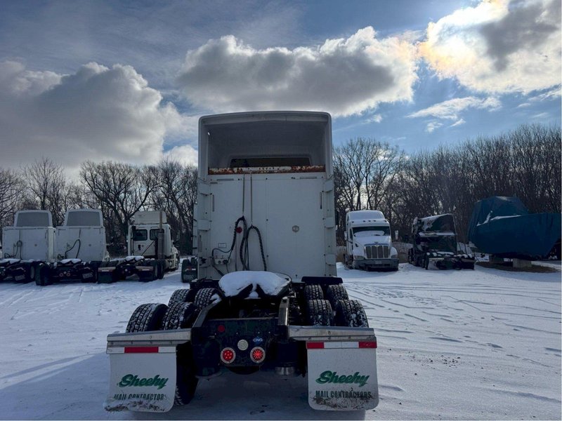 2015 Freightliner Cascadia Day Cab Semi Truck w/ APU – Detroit DD15 455HP, Eaton Fuller 10-Speed, Tandem Axle Class 8 Highway Tractor