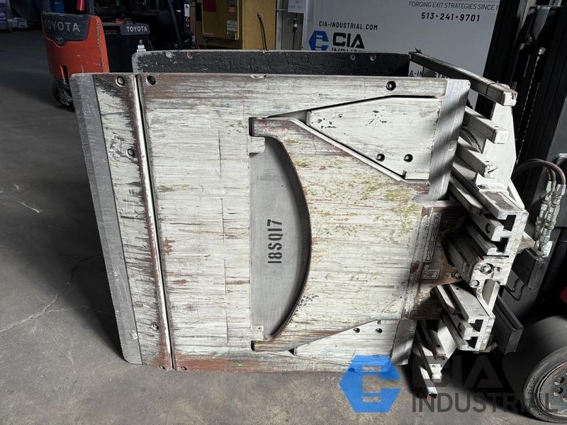 2018 - 2,500 LB. CASCADE MODEL 25D35065 ROTATING HYDRAULIC CARTON CLAMP ATTACHMENT