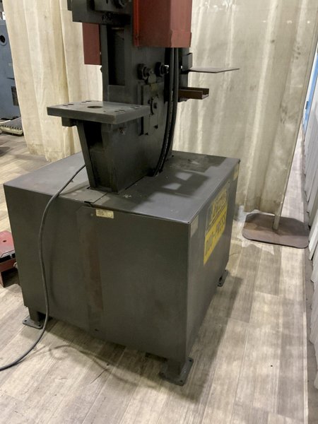 30 TON EDWARDS HYDRAULIC IRONWORKER: STOCK #80592
