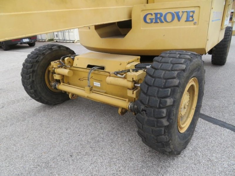 125' GROVE MODEL AMZ-131XT DIESEL POWERED OFF-ROAD MANLIFT: YOBRO #25206