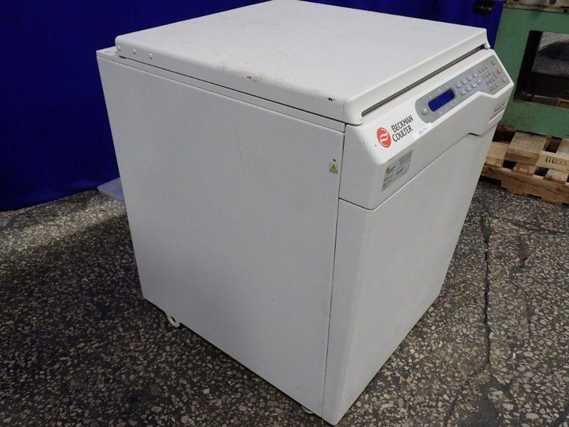 BECKMAN CENTRIFUGE   -  J-E