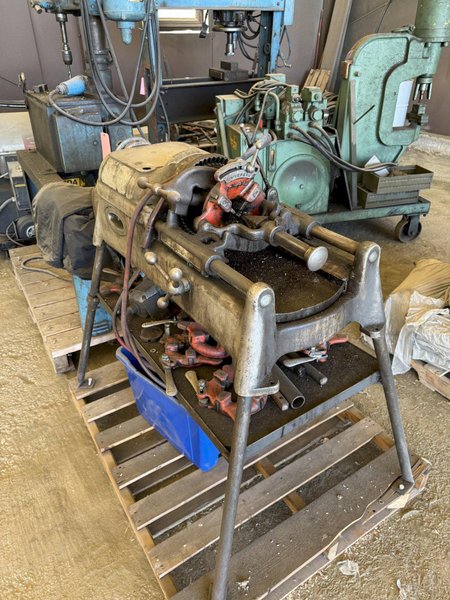 RIDGID 535 PIPE THREADER W/ STANDS. STOCK # 1007124