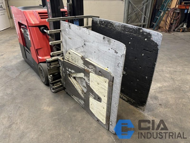 2,500 LB. CASCADE MODEL 25D-CCB-160 HYDRAULIC CARTON CLAMP ATTACHMENT