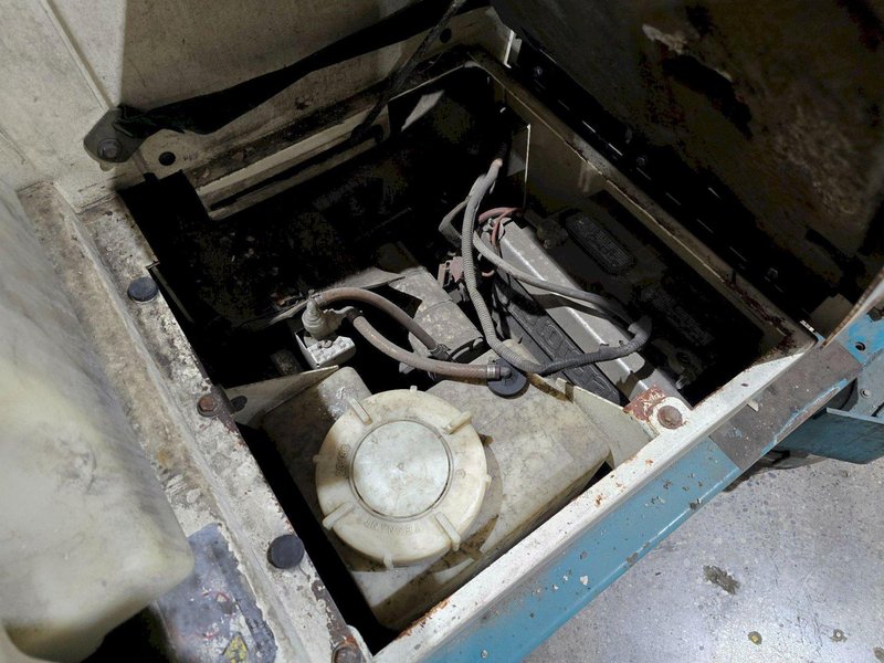 TENNANT 7400 LP FLOOR SCRUBBER USED NEEDS NEW BATTERY