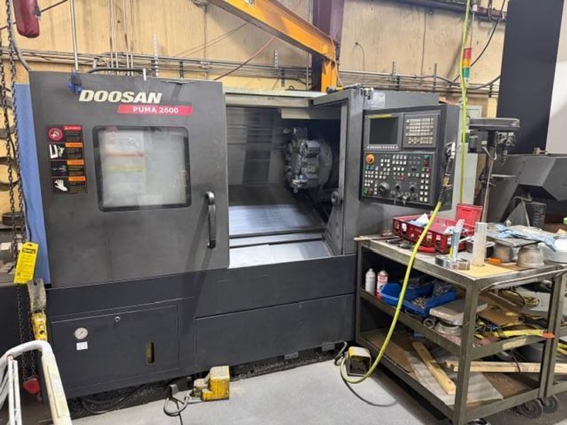 Doosan Puma 2600 CNC Lathe, 2011 – Tailstock, Chip Conveyor, Fanuc 0i Control