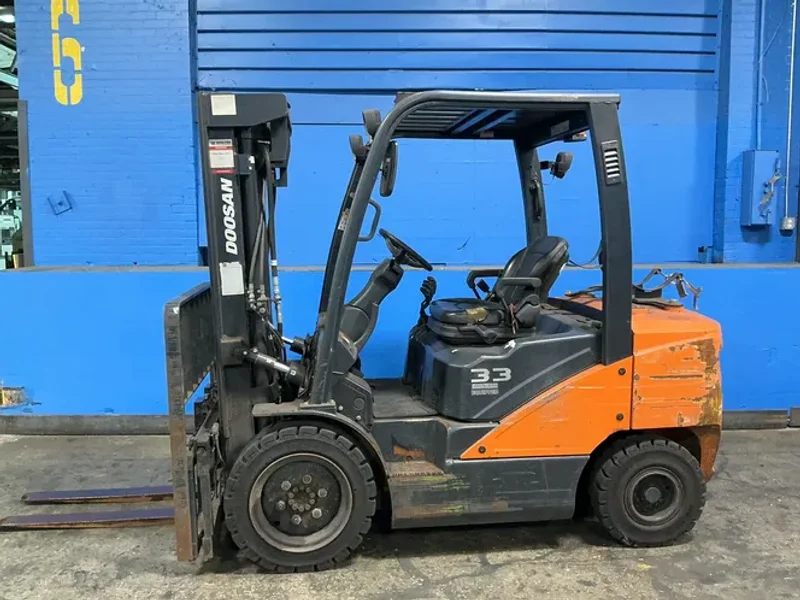 DOOSAN 5950 LBS PROPANE FORKLIFT  -  G33N-7