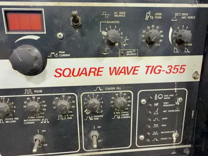 LINCOLN 350 AMP WELDER  -  SQUAREWAVE TIG-355