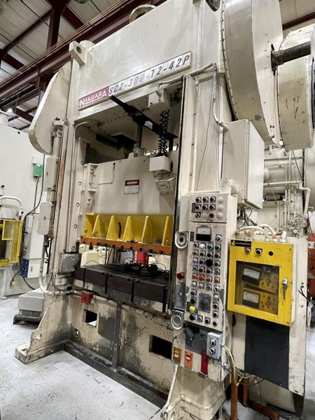 300 ton Niagara SC2-300-72-42P Used Straight Side Double Crank Mechanical Metal Stamping Press For Sale, Year 1980