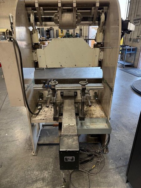 17 Ton x 4′ Di-Acro 14-48-1 Hydraulic Press Brake, 1976 – Backgauge