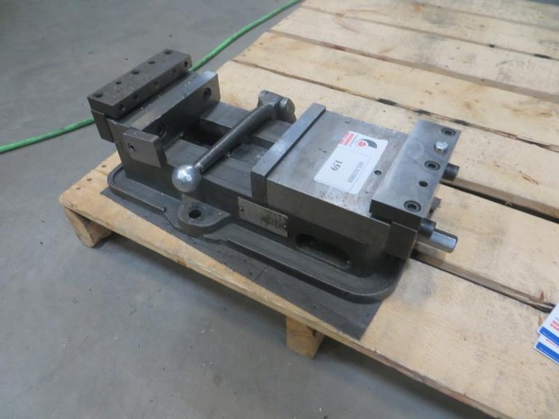 Kurt D-60 Machine Vise w Steel Jaws and Handle- Auction Item