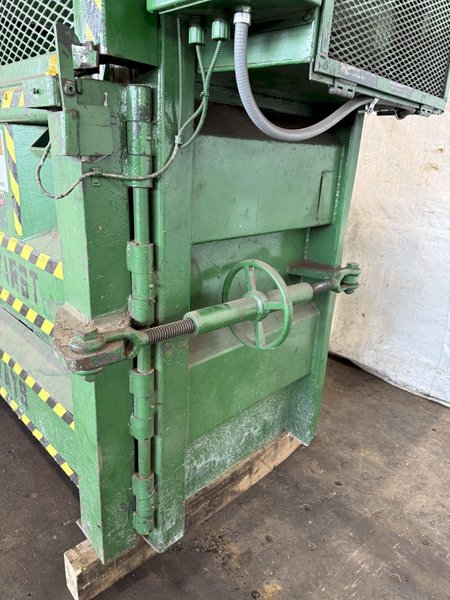 VERTICAL HYDRAULIC BALER. STOCK #0447725