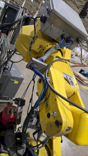 FANUC M-16i ROBOT ARM AND RJ-3 CONTROLLER W/ PENDANT USED 1999