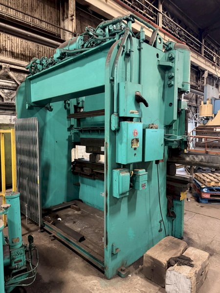 300 TON X 10' PACIFIC 300-10 HYDRAULIC PRESS BRAKE. STOCK #0432826