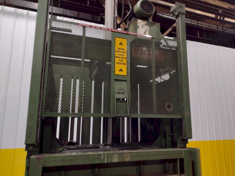 60&quot; X 30&quot; PIQUA SERIES 40 HYDRAULIC VERTICAL BALER: STOCK #18802
