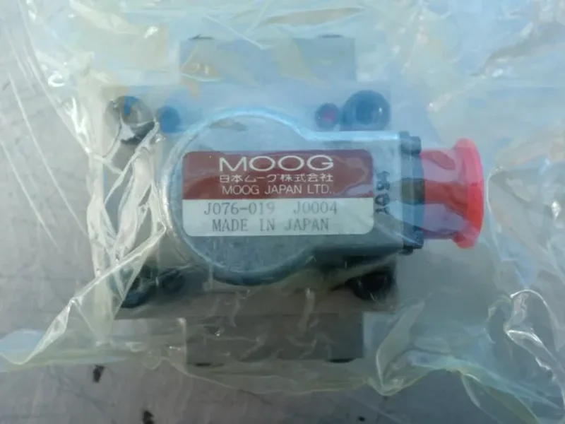 MOOG SERVO VALVE  -  J076-019