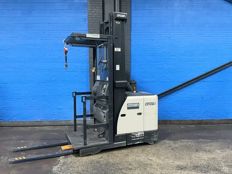 Crown 3000 Lbs Electric Order Picker - Sp3520-30