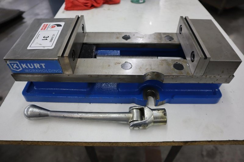 Kurt DX6 6" Machine Vise with Steel Jaws and Handle- Auction Item