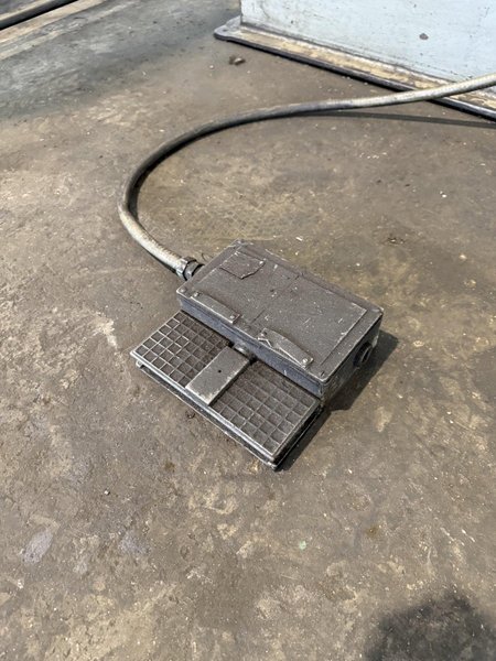 36" DOALL 3612-H VERTICAL BANDSAW. STOCK # 0217526.