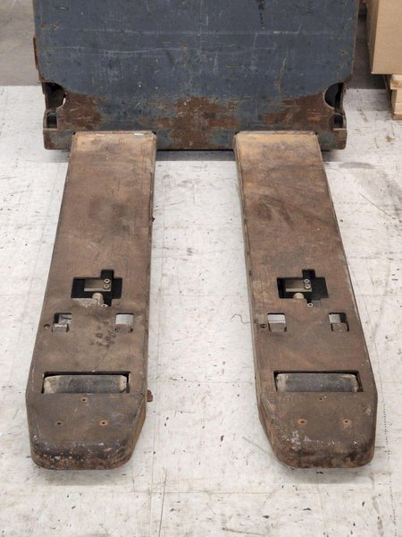 6,000 LB CAT 24V RIDE-ON PALLET JACK. STOCK # 0686524.