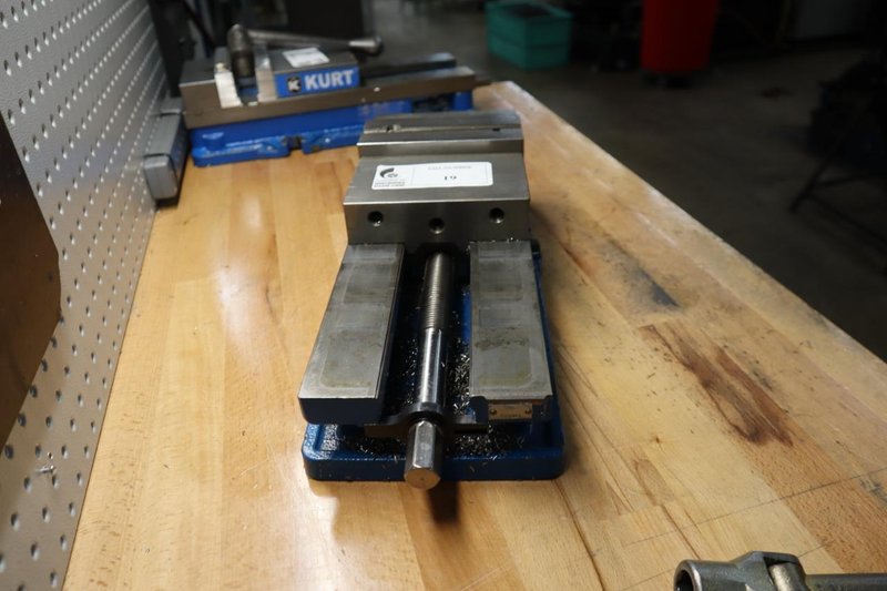Kurt DX6 6&quot; Machine Vise, Steel Jaws, Handle- Auction Item