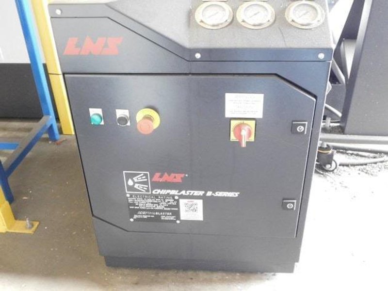 Doosan BVM 5700 VMC, 2022 – LNS Chip Conveyor &amp; Chip Blaster