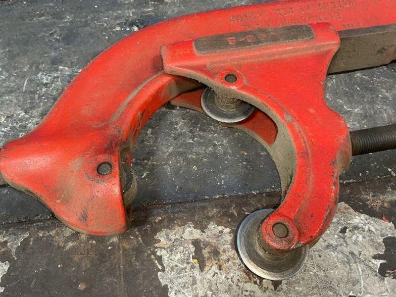 THE RIDGE TOOL COMPANY PIPE CUTTER   -  6-2