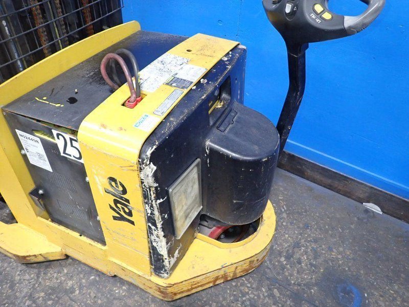 YALE 2800 LBS ELECTRIC STRADDLE LIFT  -  MRW030LEN24TE078