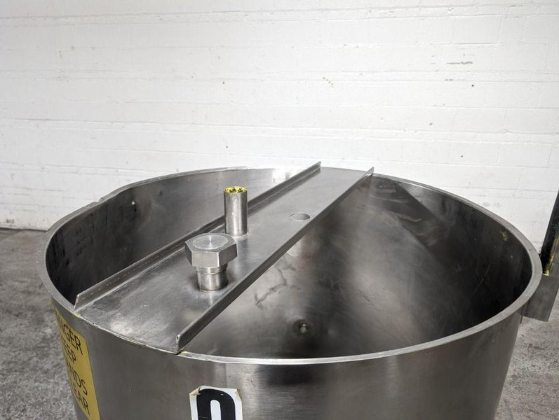 200 GALLON STAINLESS STEEL TANK