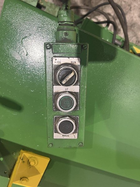 18 TON X 4" X 4" X 1/4" W.A. WHITNEY MODEL #606-250 HYDRAULIC ANGLE SHEAR: STOCK #22155