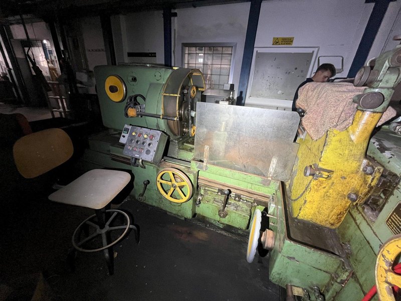HERKULES SIEGEN WS-352 ROLL GRINDER